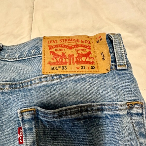 Levi's Blue Relaxed Jeans with Distressed Details - Picture 3 of 6